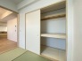 和室にはしっかり押し入れ。お布団もしっかりしまえます。
