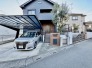 アプローチからの玄関がおしゃれな住宅。出発も帰宅も楽しみになるかも。

