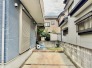 車通りの少ない閑静な住宅地、のびのびした子育てに適します。
