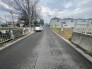 閑静な住宅地。道路向かいは大きな公園なので、小さなお子様がいるご家族にも安心。
