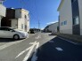前面道路は歩道も整備され、小さなお子様にも安心です。
