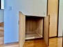 階段の下の空間も無駄にしない一工夫、ここにも小さな収納があります。
