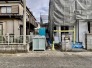 マイカースペースを１台分確保。現地で車幅と共にご確認ください。
