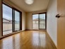住宅街の２階南向きのお部屋です。日当たりはご覧のとおり。
