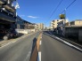 近くにコンビニ、ドラッグストアもあります。

