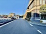 澄み渡る空の下、穏やかな時間が流れる街並み
 50m