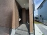 この扉を開けると、新築の木の匂いが待ってます。
