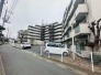 前面道路は歩道も整備され、小さなお子様にも安心です。
