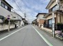 穏やかな空の下、静かな住宅街の風景
 80m