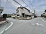 車通りの少ない閑静な住宅地、のびのびした子育てに適します。
