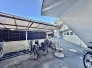 マンション敷地内の屋根付き駐輪スペース