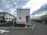 車通りの少ない閑静な住宅地、のびのびした子育てに適します。
