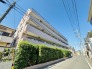 タイル張りの荘厳な外観は、マンションならでは。
