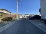 住民の方が主に利用する交通量少なめの道路に面してます。
