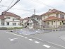 住民の方が主に利用する交通量の道路に面してます。
