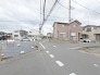 駐車が苦手な方にも嬉しい、前面６ｍ道路に面した住まい。
