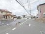 駐車が苦手な方にも嬉しい、前面６ｍ道路に面した住まい。
