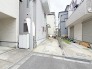 マイカースペースを１台分確保。現地で車幅と共にご確認ください。
