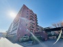タイル張りの荘厳な外観は、マンションならでは。
