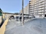 マンション敷地内の屋根付き駐輪スペース