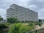 タイル張りの荘厳な外観は、マンションならでは。
