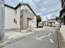 車通りの少ない閑静な住宅地、のびのびした子育てに適します。
