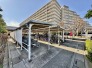 マンション敷地内の屋根付き駐輪スペース