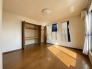 少し濃いめの木目フローリング、落ち着いた雰囲気が印象的です。
