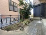 敷地内に小さな緑を。植栽付きです。
