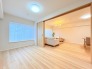 大きな窓から明るい日差しが差し込みます
