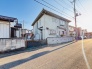 車通りの少ない閑静な住宅地、のびのびした子育てに適します。
