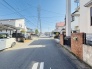 駐車が苦手な方にも嬉しい、前面６ｍ道路に面した住まい。
