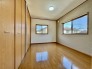 住宅街の２階南向きのお部屋です。日当たりはご覧のとおり。

