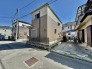 車通りの少ない閑静な住宅地、のびのびした子育てに適します。
