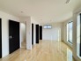 将来的には間仕切りして２部屋に変更可能な洋間。成長に合わせた間取り変更が可能なタイプ。
