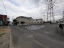 角地につき、開放感に恵まれる住居がここに。
