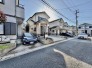 車通りの少ない閑静な住宅地、のびのびした子育てに適します。

