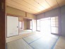 たっぷりの陽光に包まれる明るい１Ｆの居間。
