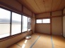 2Ｆの和室には南向きの大きな窓から、たっぷりの陽射しが射し込みますね。
