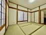 大きな窓から明るい日差しが差し込みます

