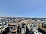 前面の住まいとの距離感があるから、圧迫感を感じません。
