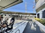 マンション敷地内の屋根付き駐輪スペース