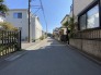 幹線道路から１本入った現地は、想像以上に静かに感じられます。
