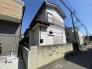 住民の方が主に利用する交通量少なめの道路に面してます。
