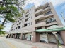 タイル張りの荘厳な外観は、マンションならでは。
