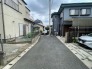 住民の方が主に利用する交通量少なめの道路に面してます。
