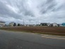 住民の方が主に利用する交通量少なめの道路に面してます。

