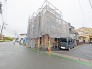 駐車が苦手な方にも嬉しい、前面６ｍ道路に面した住まい。
