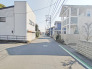 幹線道路から１本入った現地は、想像以上に静かに感じられます。
