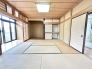 大きな窓から明るい日差しが差し込みます。